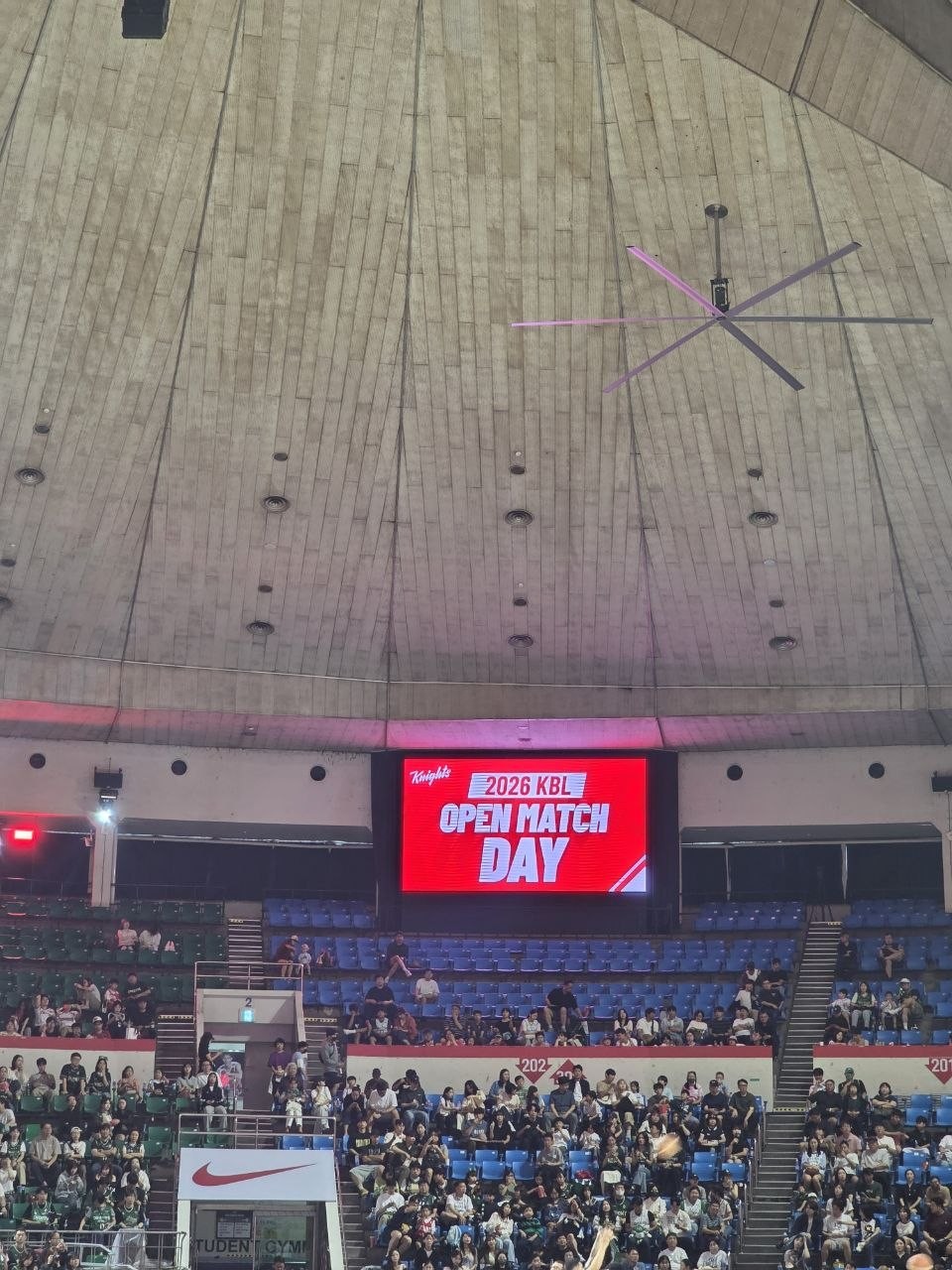 체육관 전광판에 2026 KBL OPEN MATCH DAY 화면이 떠 있고 관중석이 채워진 모습