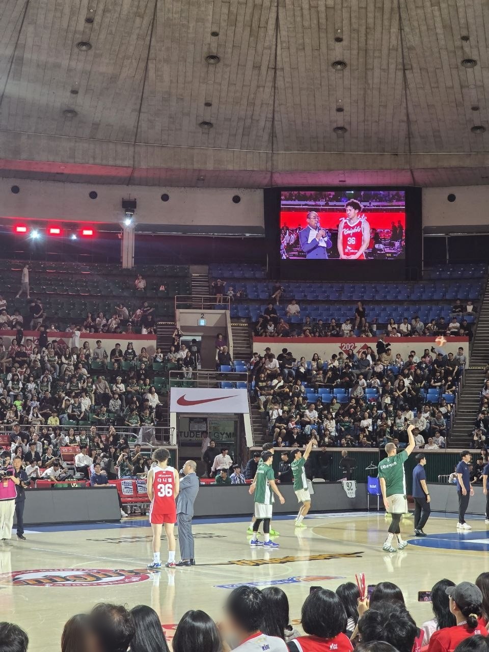 경기 시작 전 코트에서 2026 아이치·나고야 아시안게임 금메달을 딴 서울 SK 에디 다니엘 선수(36번)를 축하하는 소개 행사, 전광판에 진행자와 다니엘 선수가 크게 비친 모습