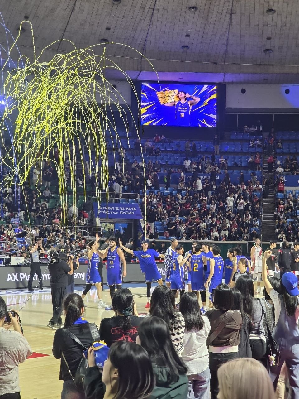 승리 뒤 축포와 노란 꽃종이 속에서 팬들에게 인사하는 서울 삼성 선수들