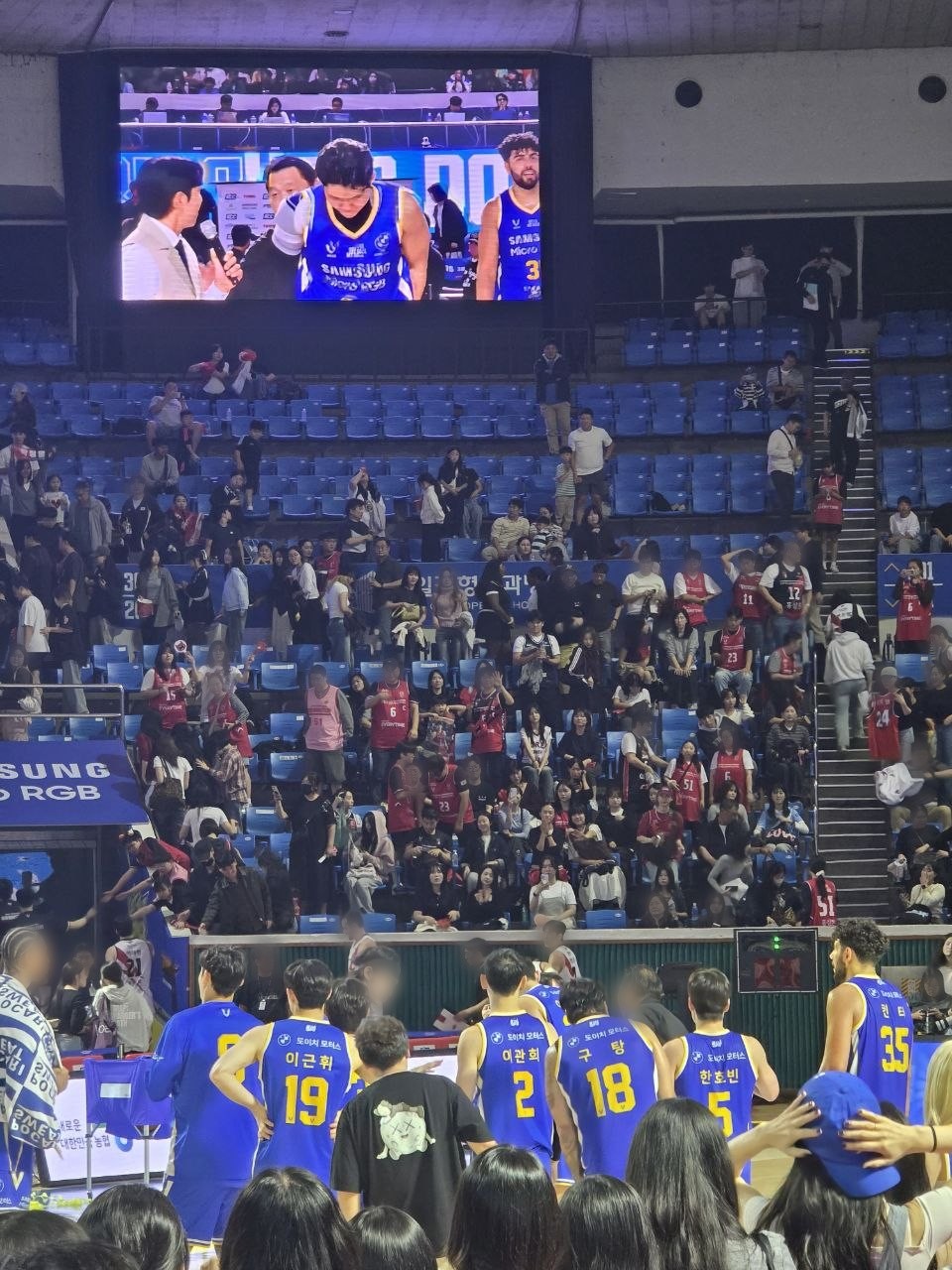 전광판으로 중계되는 수훈 선수 인터뷰와 관중석 앞에 모여 인사하는 서울 삼성 선수들